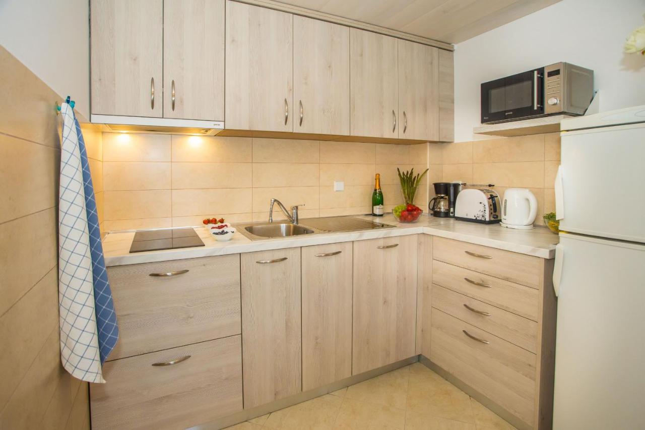Apartment Dora Near Sea And Center With Private Garage Πόρετς Εξωτερικό φωτογραφία