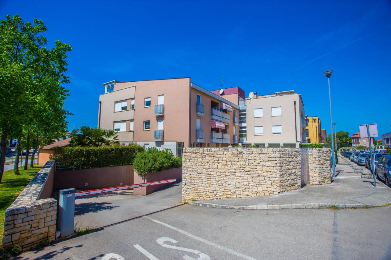 Apartment Dora Near Sea And Center With Private Garage Πόρετς Εξωτερικό φωτογραφία