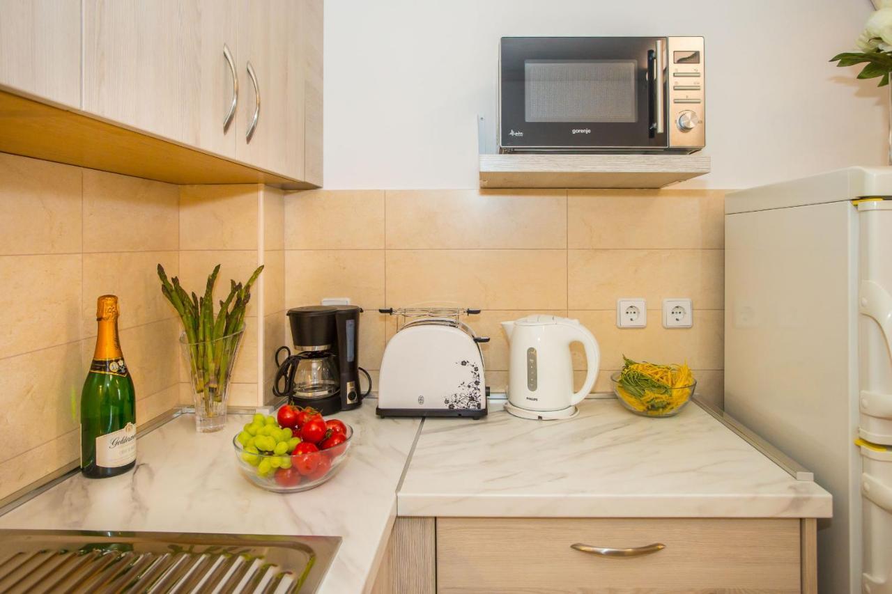 Apartment Dora Near Sea And Center With Private Garage Πόρετς Εξωτερικό φωτογραφία