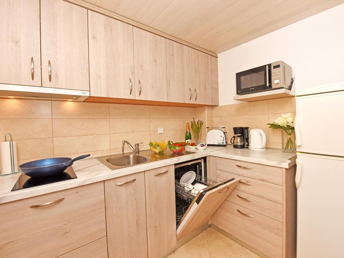 Apartment Dora Near Sea And Center With Private Garage Πόρετς Εξωτερικό φωτογραφία
