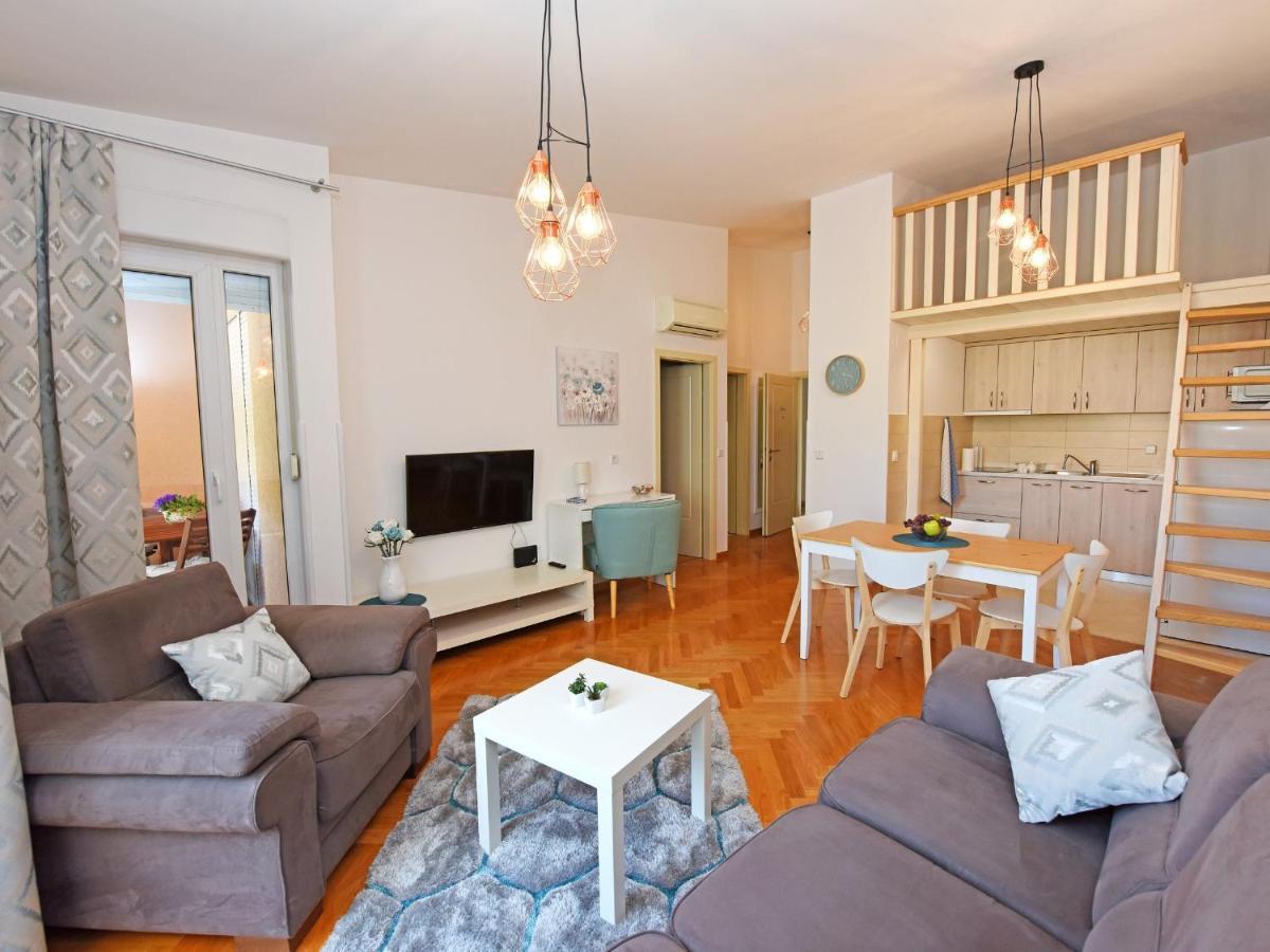 Apartment Dora Near Sea And Center With Private Garage Πόρετς Εξωτερικό φωτογραφία
