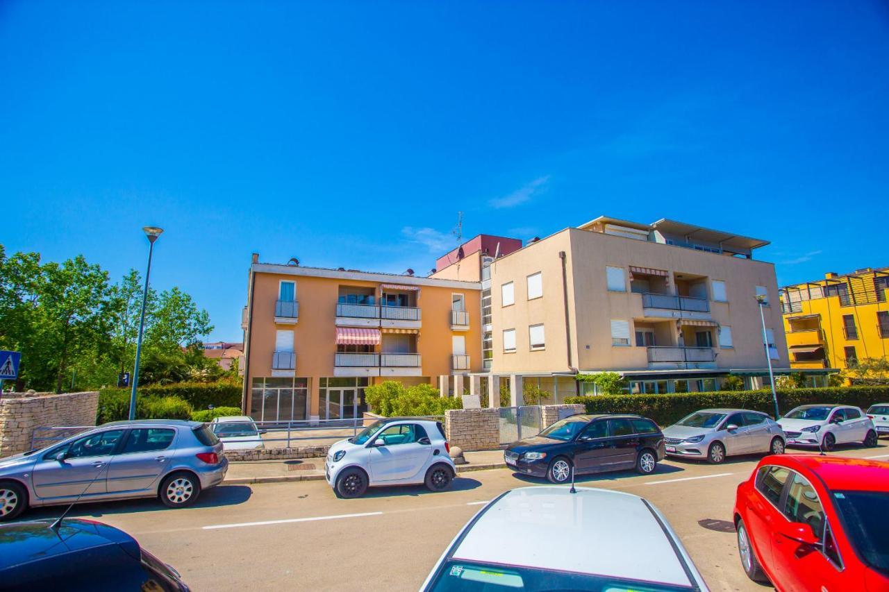 Apartment Dora Near Sea And Center With Private Garage Πόρετς Εξωτερικό φωτογραφία