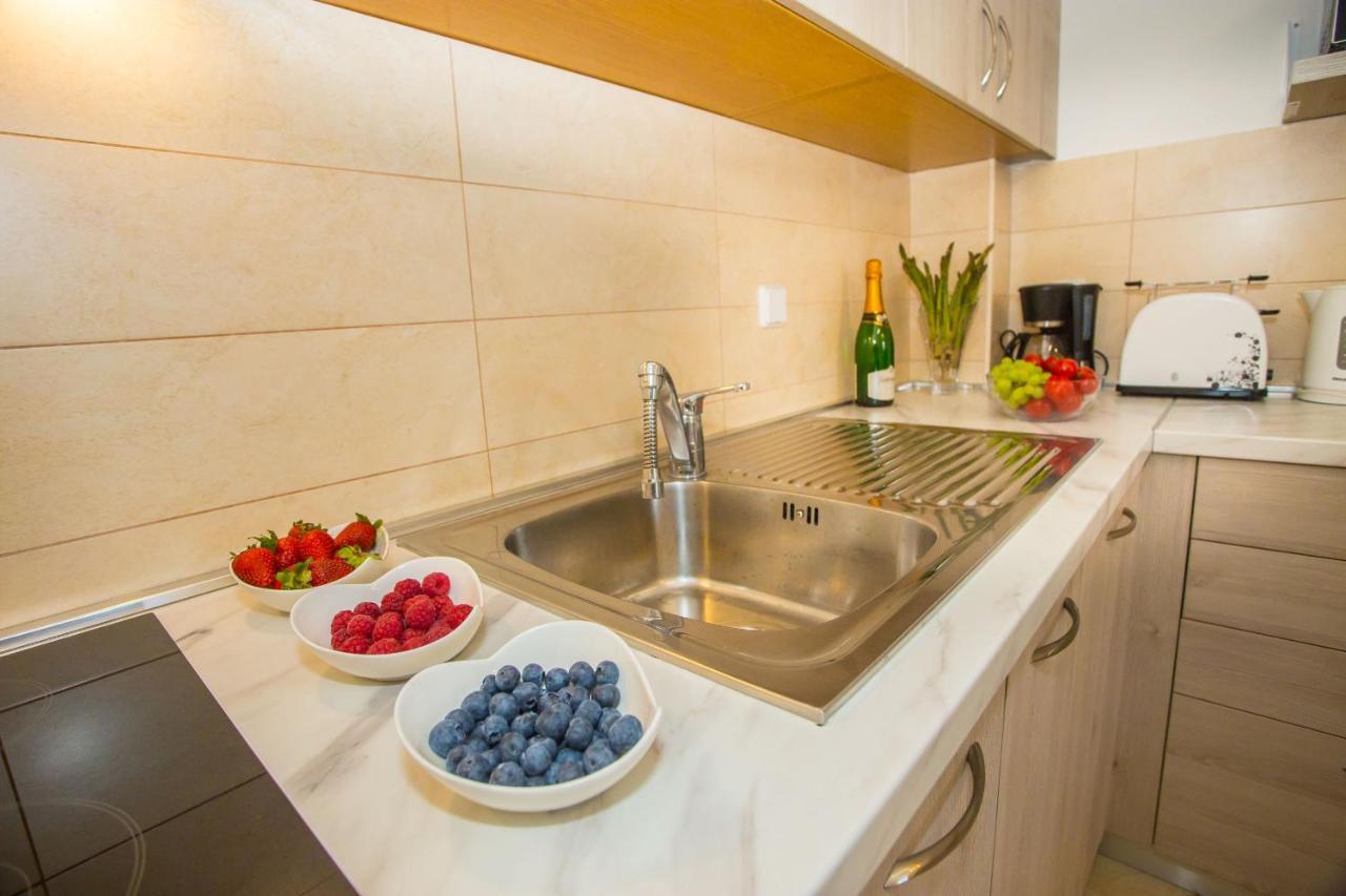 Apartment Dora Near Sea And Center With Private Garage Πόρετς Εξωτερικό φωτογραφία