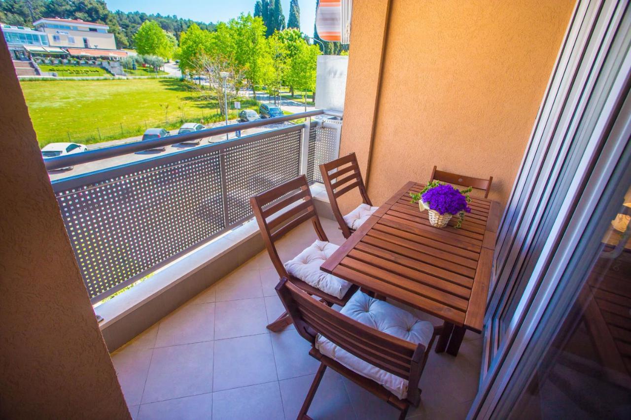 Apartment Dora Near Sea And Center With Private Garage Πόρετς Εξωτερικό φωτογραφία