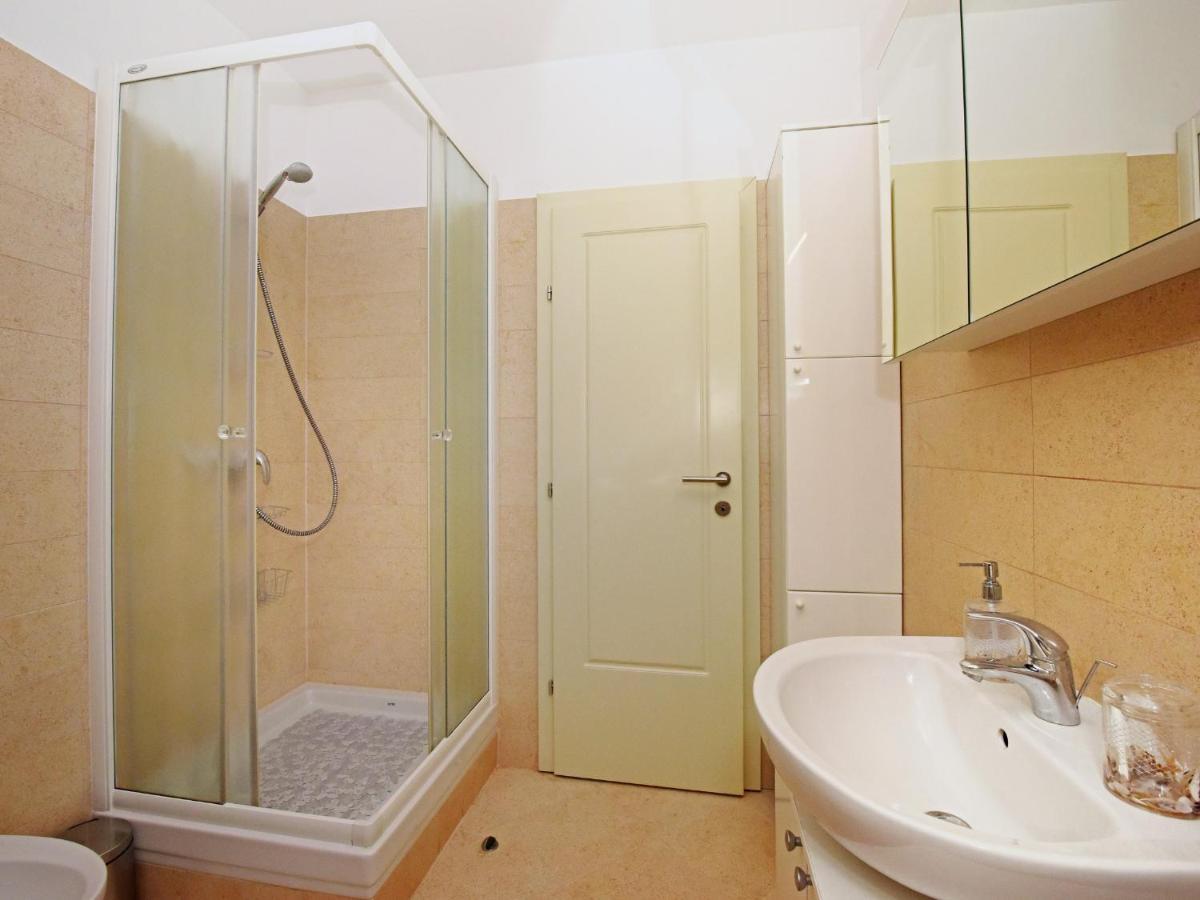 Apartment Dora Near Sea And Center With Private Garage Πόρετς Εξωτερικό φωτογραφία